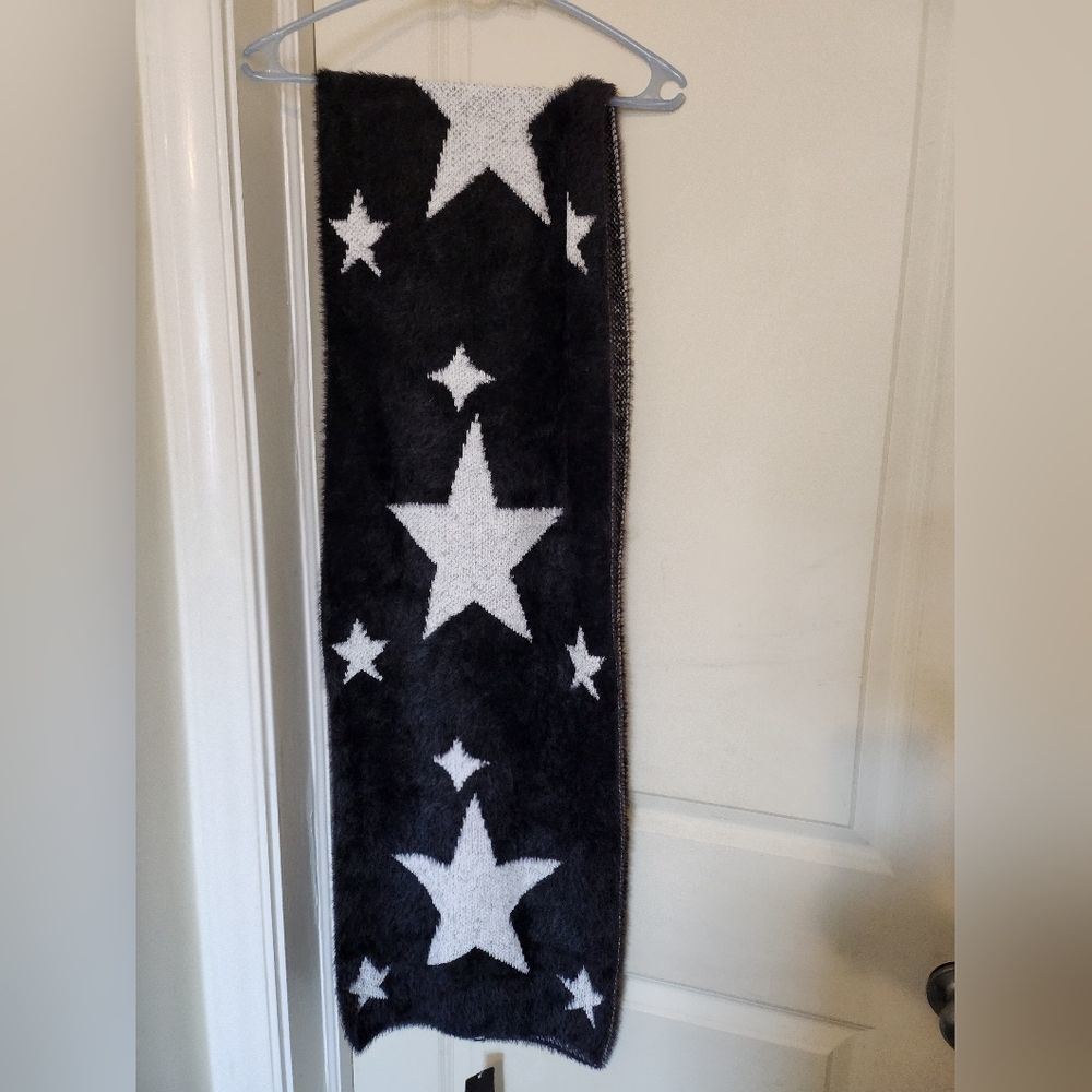 NWT Torrid Black and White Stars Long Blanket Soft Fluffy Oblong Scarf